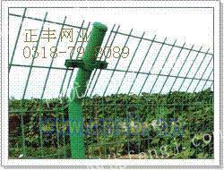 鐵絲安全圍欄網(wǎng) 農(nóng)場(chǎng)與畜牧漁業(yè)的防護(hù)與配套飼料銷(xiāo)售